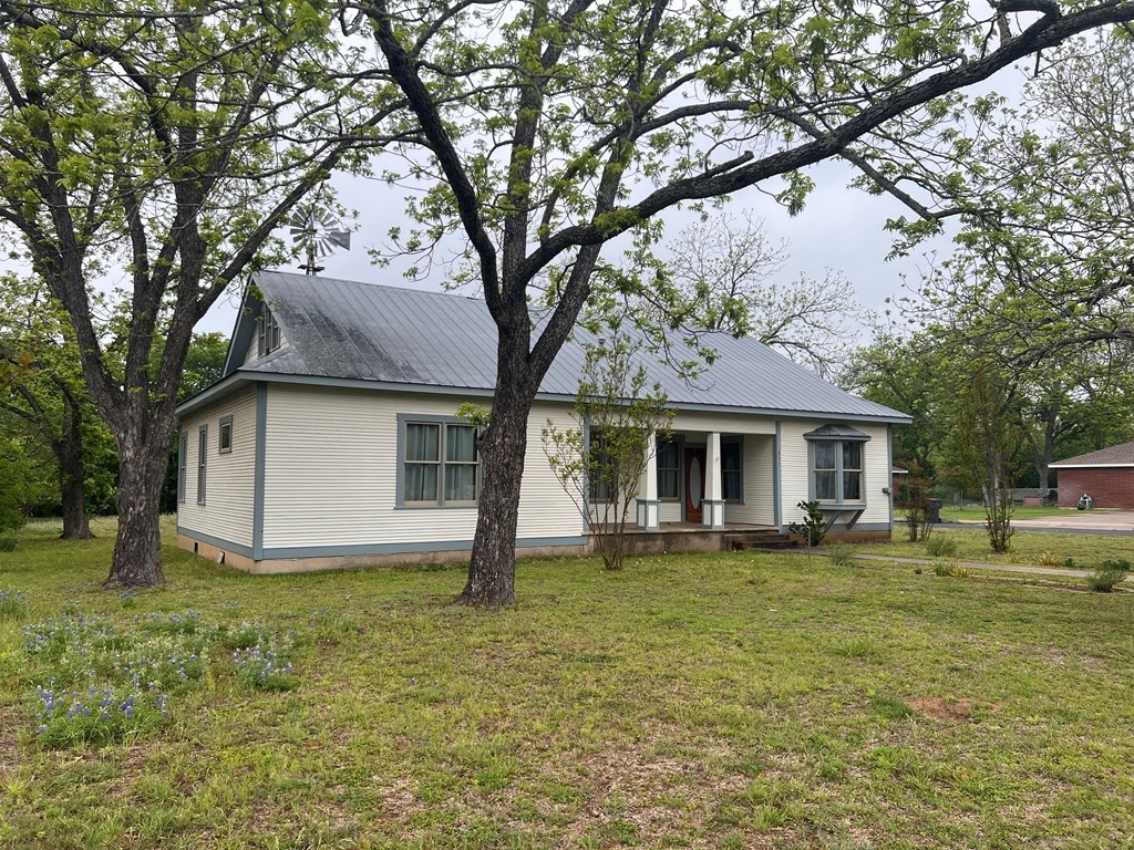 211 W Hackberry St Property Photo 2