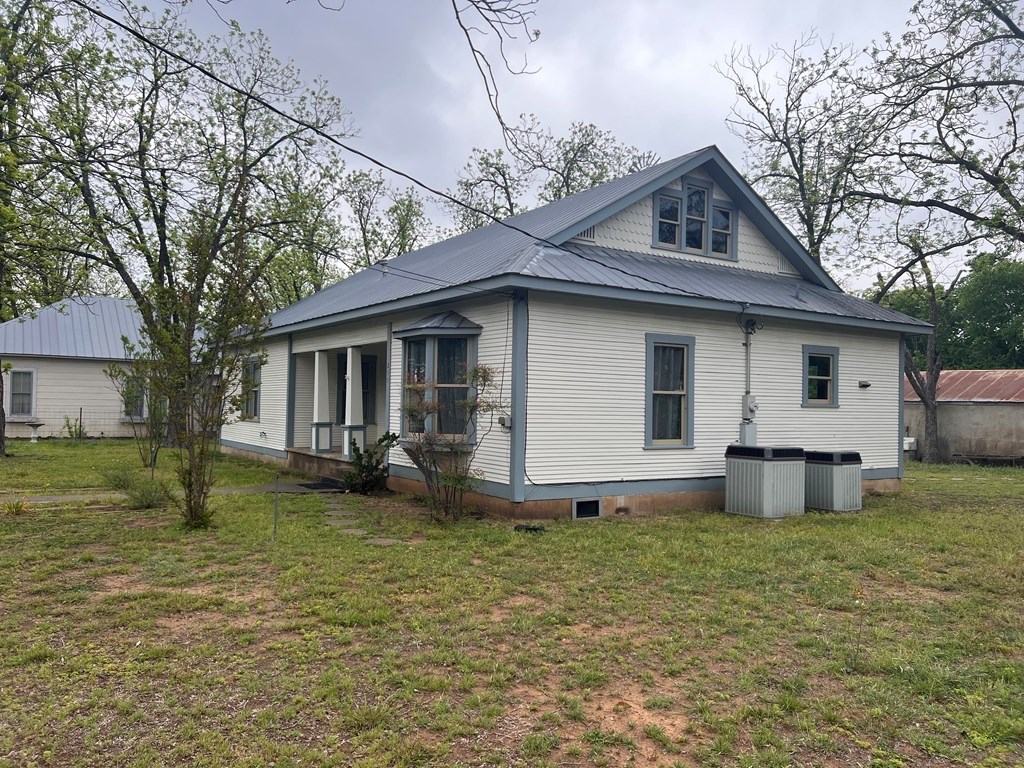 211 W Hackberry St Property Photo 3