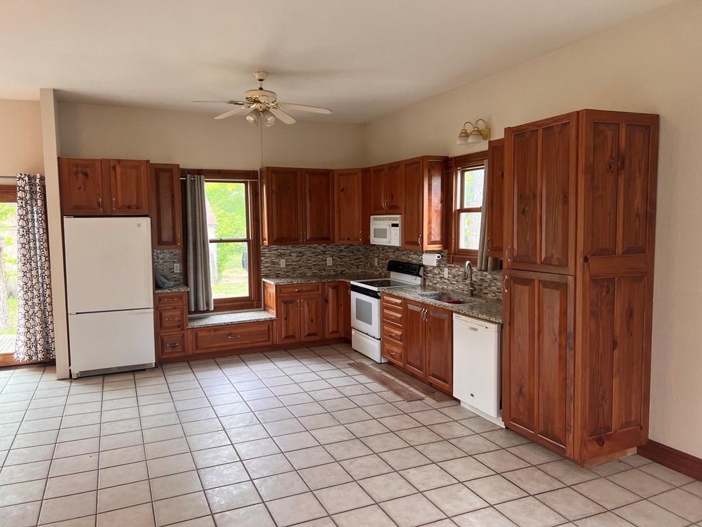 211 W Hackberry St Property Photo 4