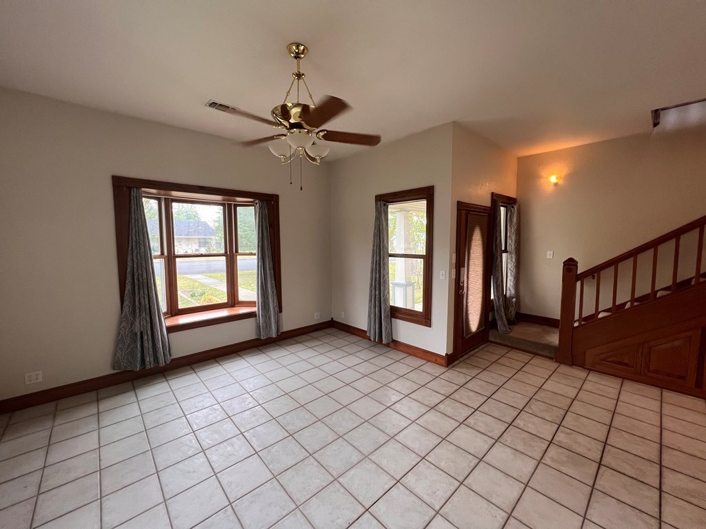 211 W Hackberry St Property Photo 6