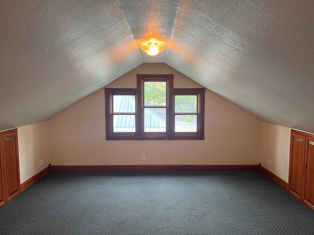 211 W Hackberry St Property Photo 9
