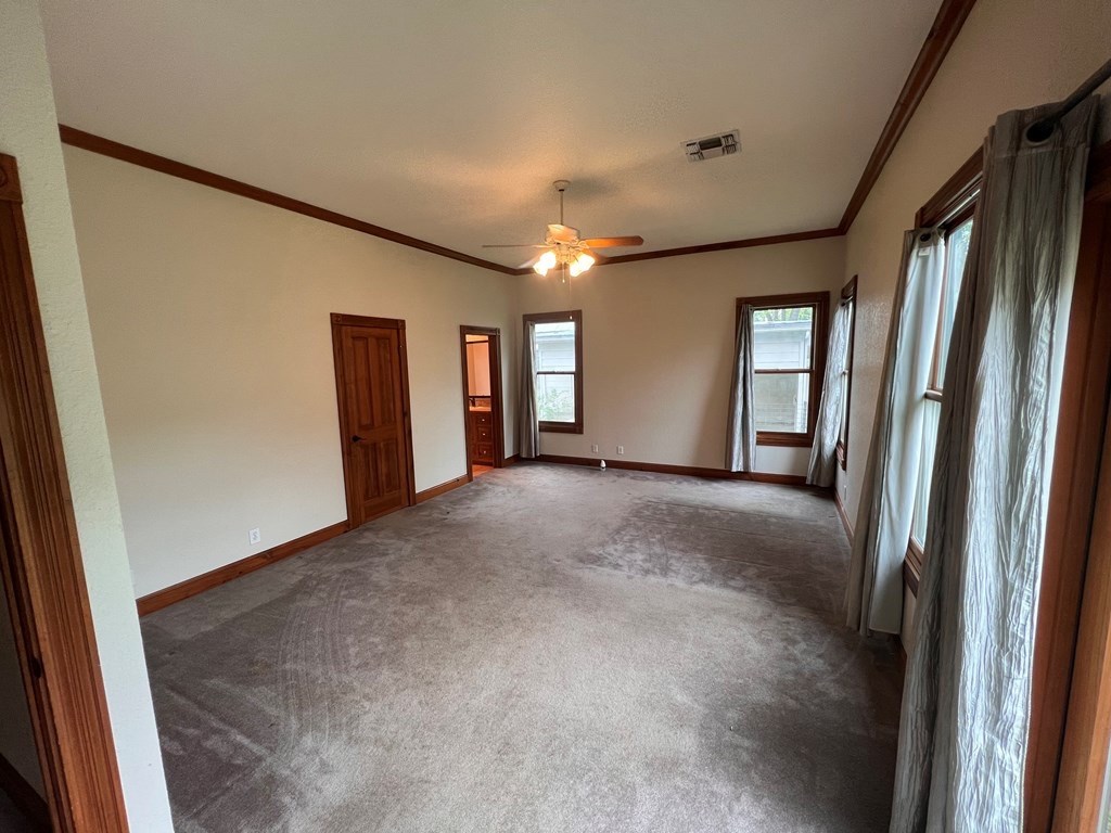 211 W Hackberry St Property Photo 12