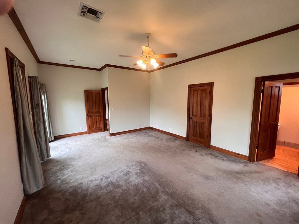211 W Hackberry St Property Photo 14