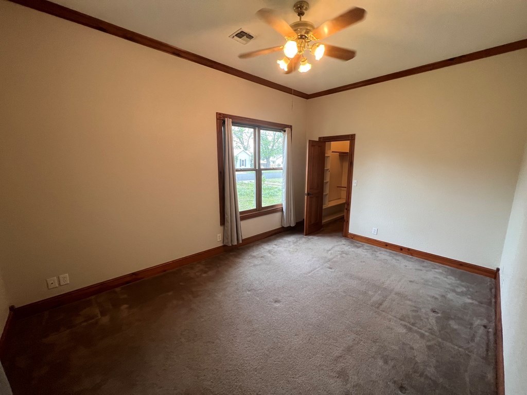 211 W Hackberry St Property Photo 18