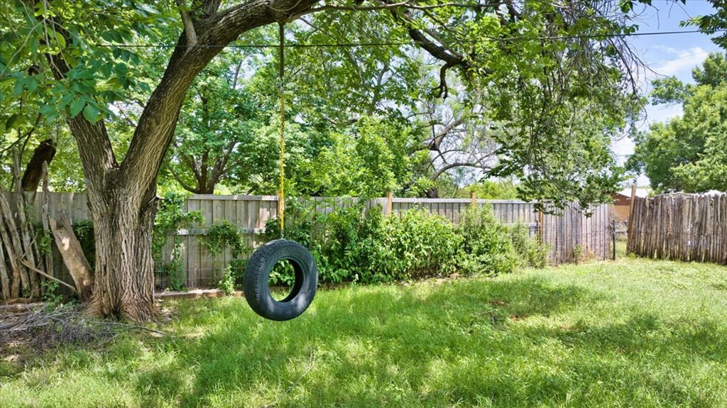 931 Doole St Property Photo 9
