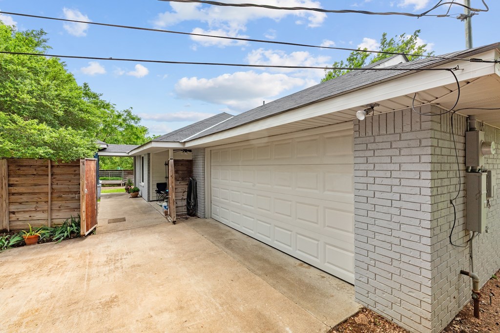 1003 Avenue A Property Photo 28