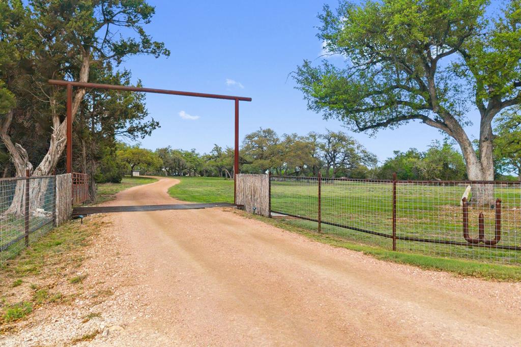 7503 E Us Hwy 290 Property Photo 1