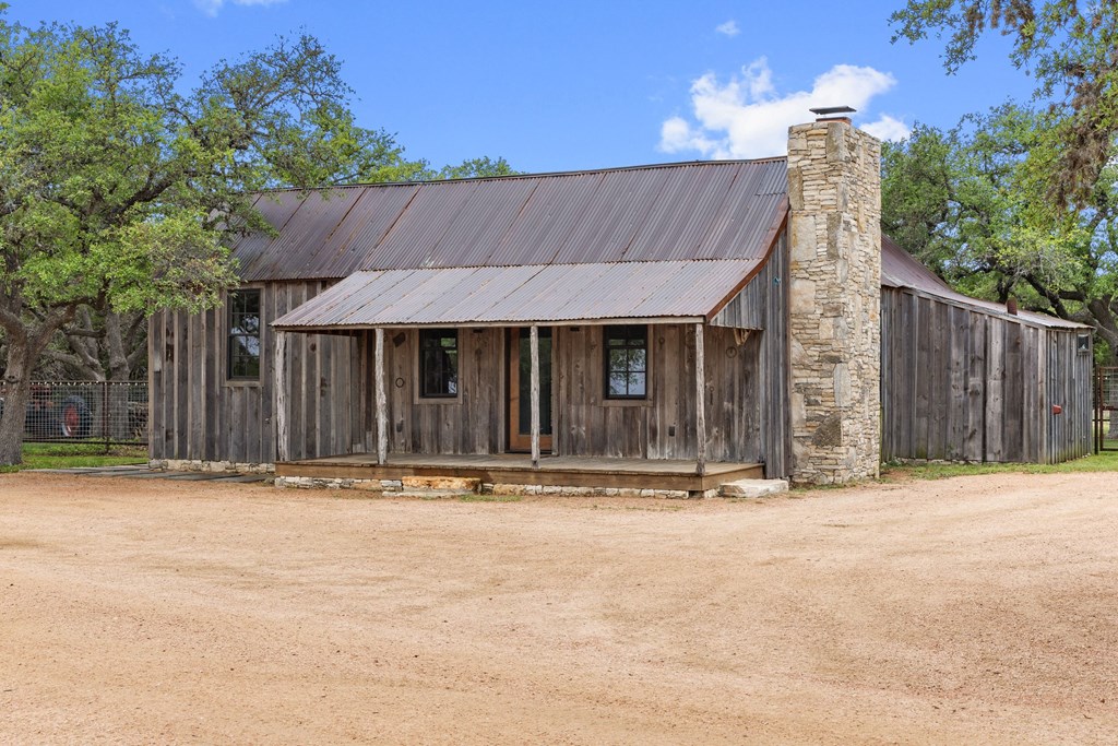 7503 E Us Hwy 290 Property Photo 4