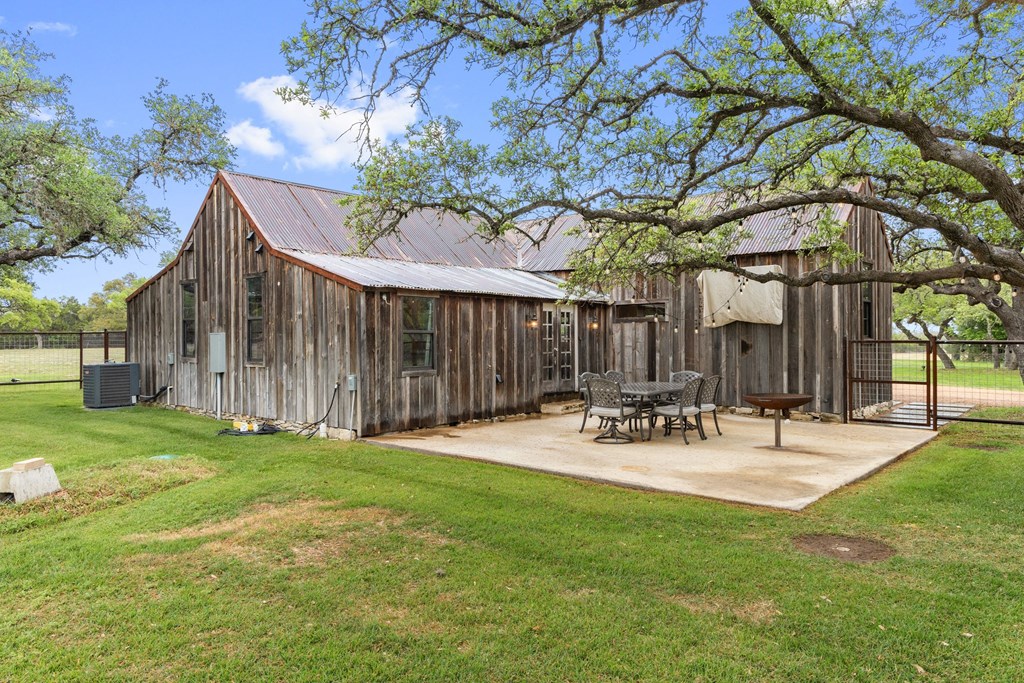 7503 E Us Hwy 290 Property Photo 5