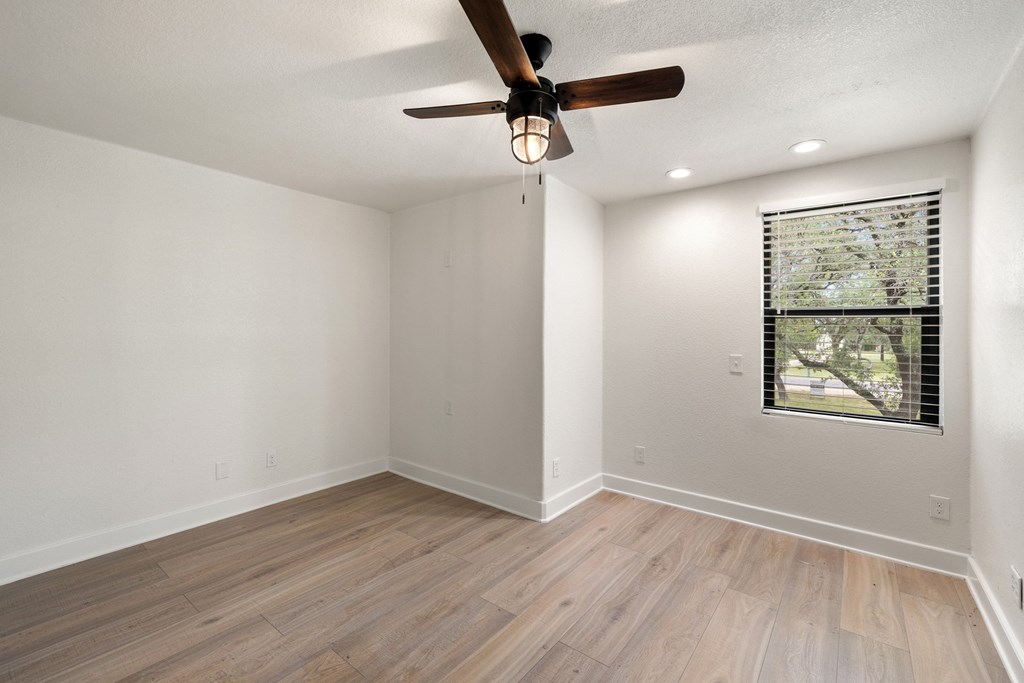 607 Liveoak Dr Property Photo 22