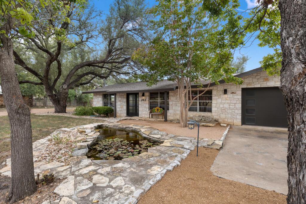 202 Bluebonnet Property Photo 2