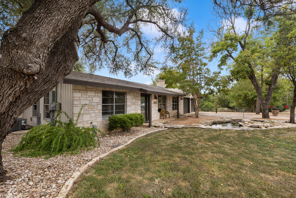 202 Bluebonnet Property Photo 8