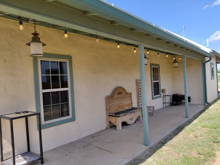 131 N Live Oak St Property Photo 4
