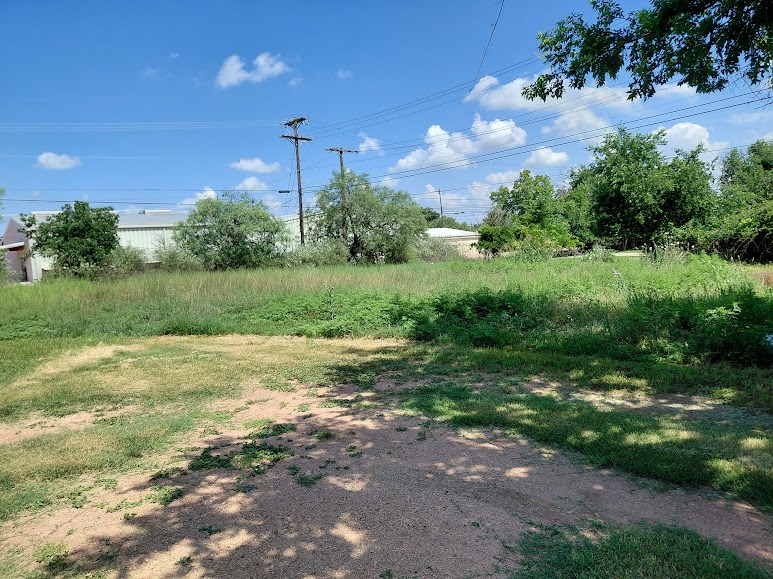 131 N Live Oak St Property Photo 5