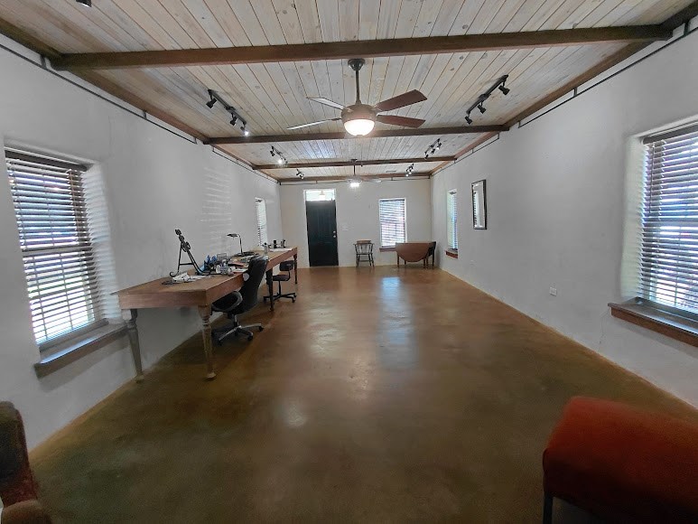 131 N Live Oak St Property Photo 6