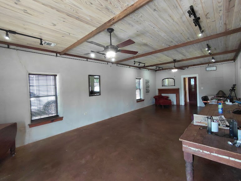 131 N Live Oak St Property Photo 8