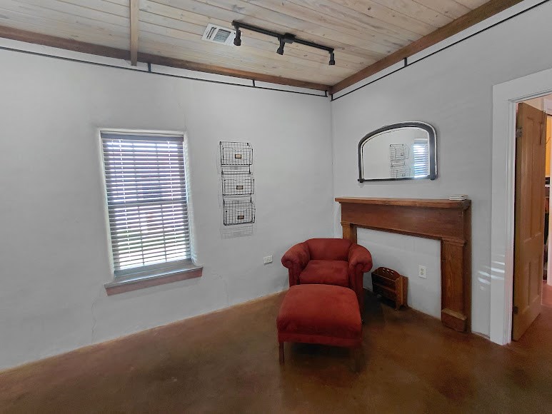 131 N Live Oak St Property Photo 9