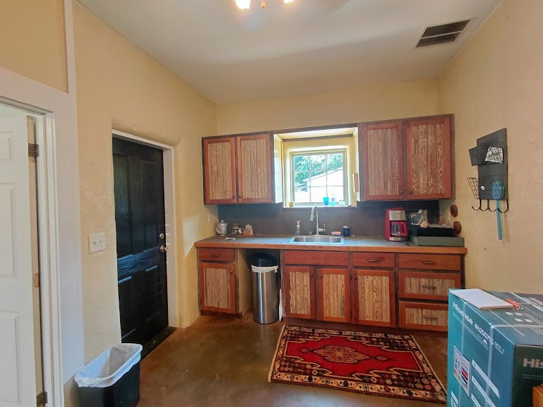 131 N Live Oak St Property Photo 11