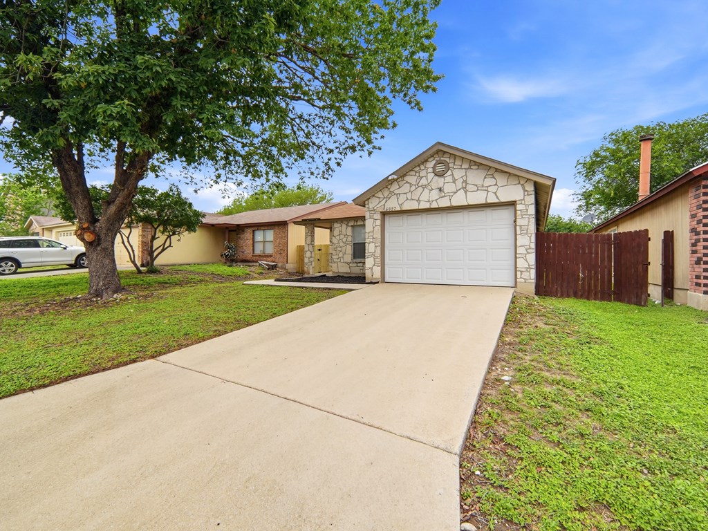 6827 Celes Meadow Dr Property Photo 2