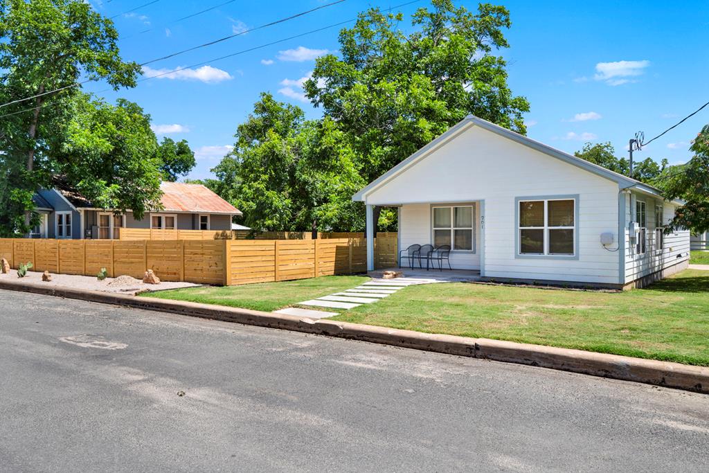 901 Bell St Property Photo 1