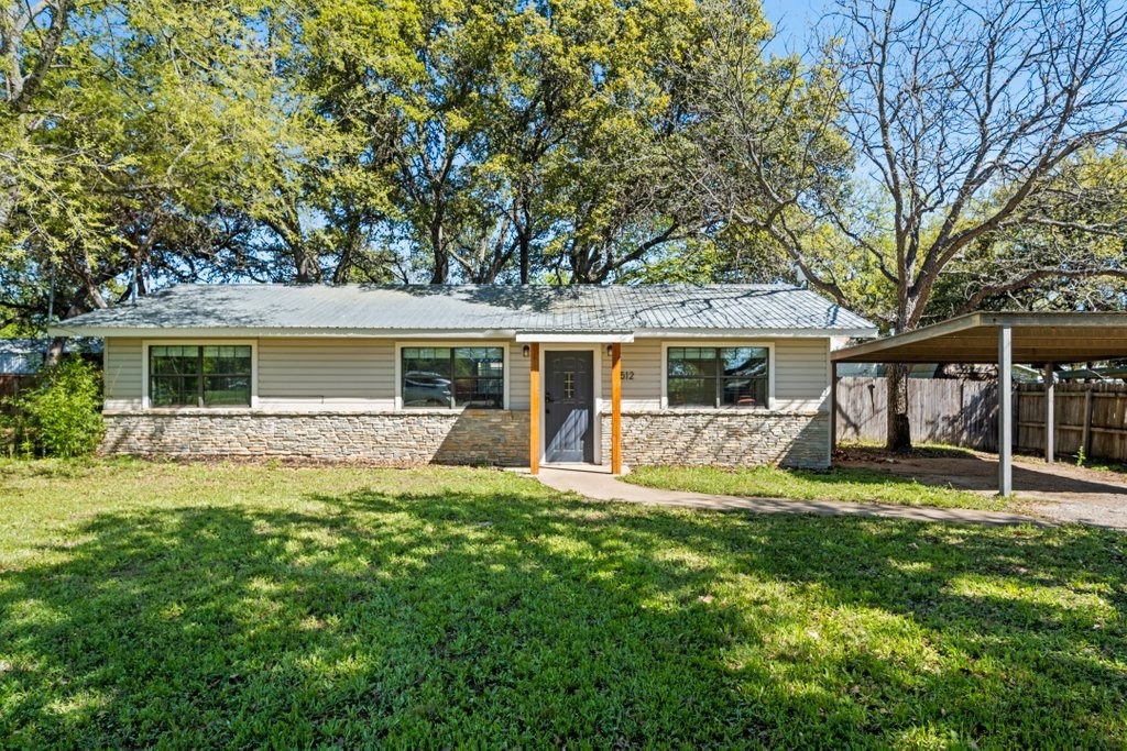 512 W Pecan St Property Photo 3