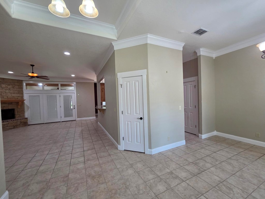 2150 Hedgestone Property Photo 4