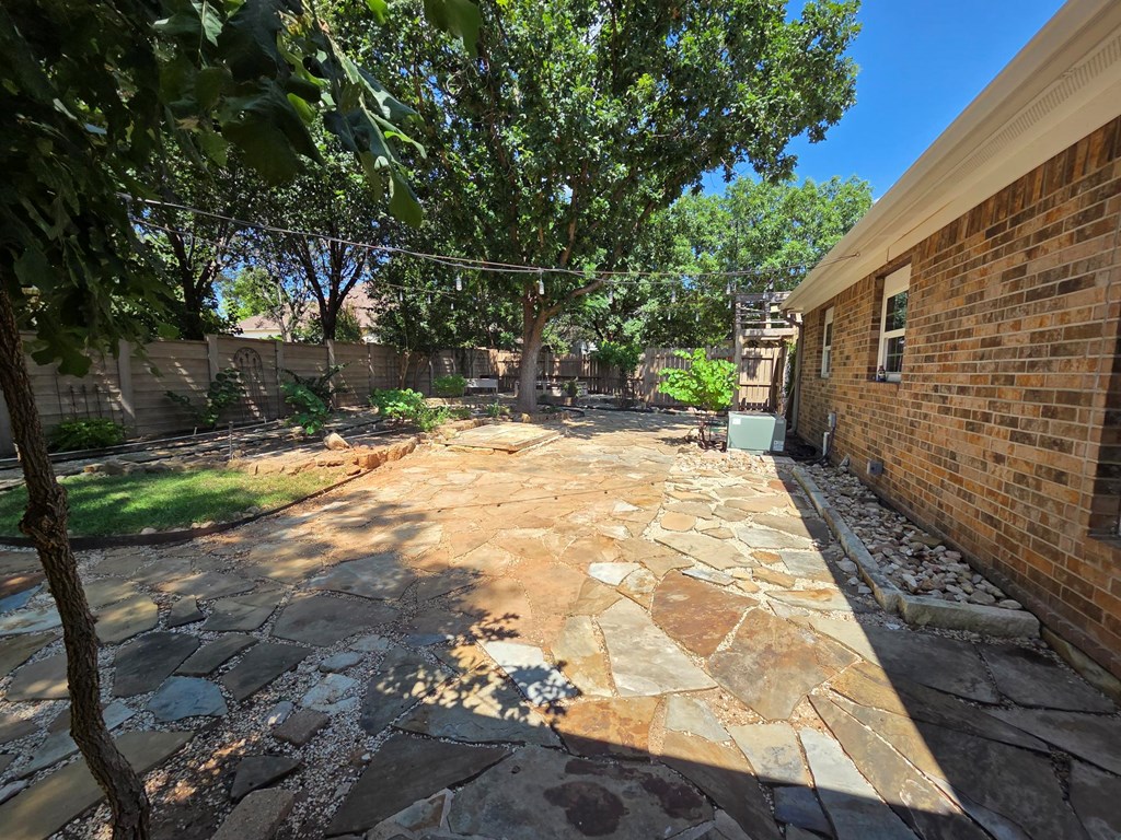 2150 Hedgestone Property Photo 22