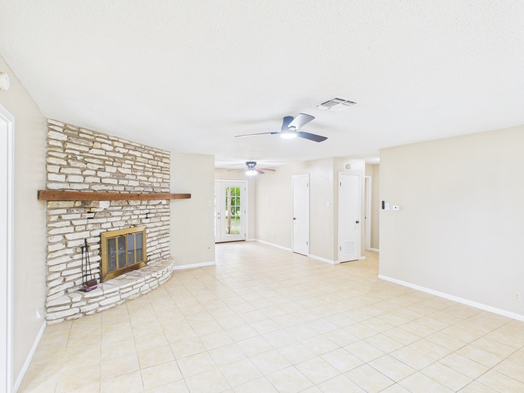 328 Glenmoor Dr Property Photo 3