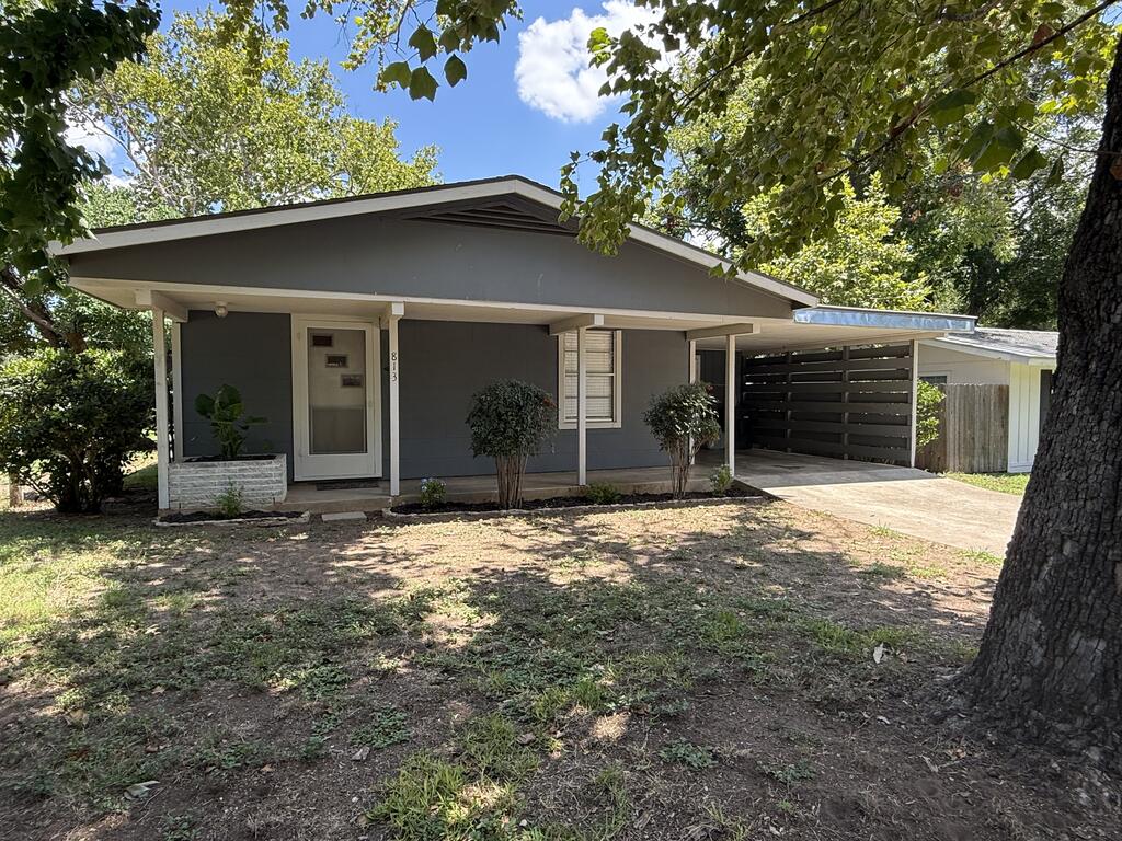 813 N Pecan St Property Photo