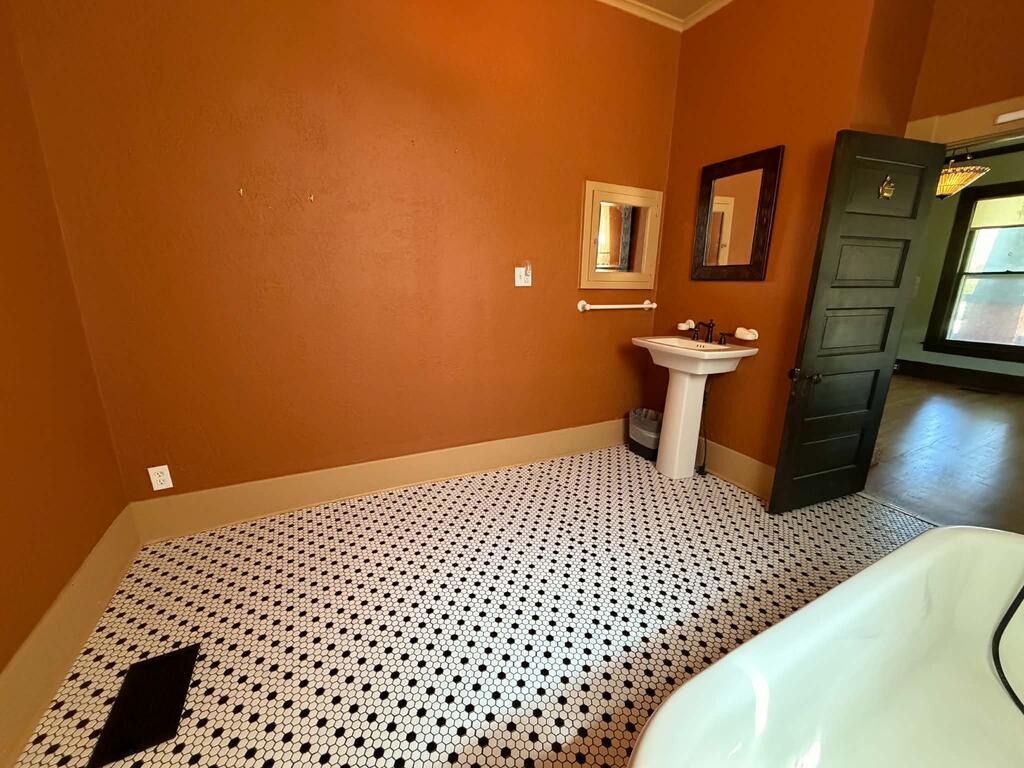 1102 S College St Property Photo 23