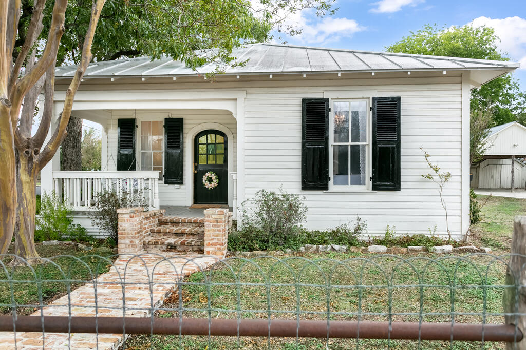 420 S Milam St Property Photo 1