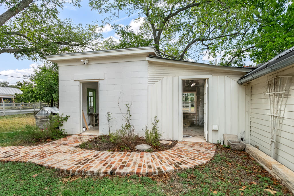 420 S Milam St Property Photo 21