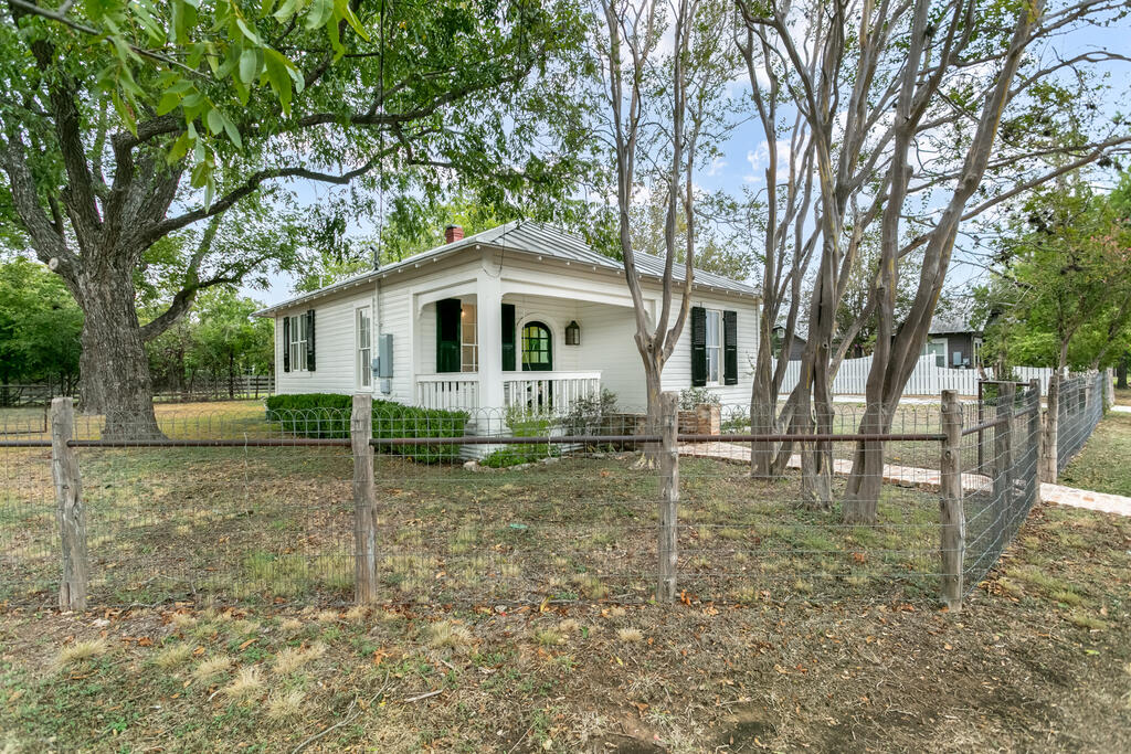 420 S Milam St Property Photo 23