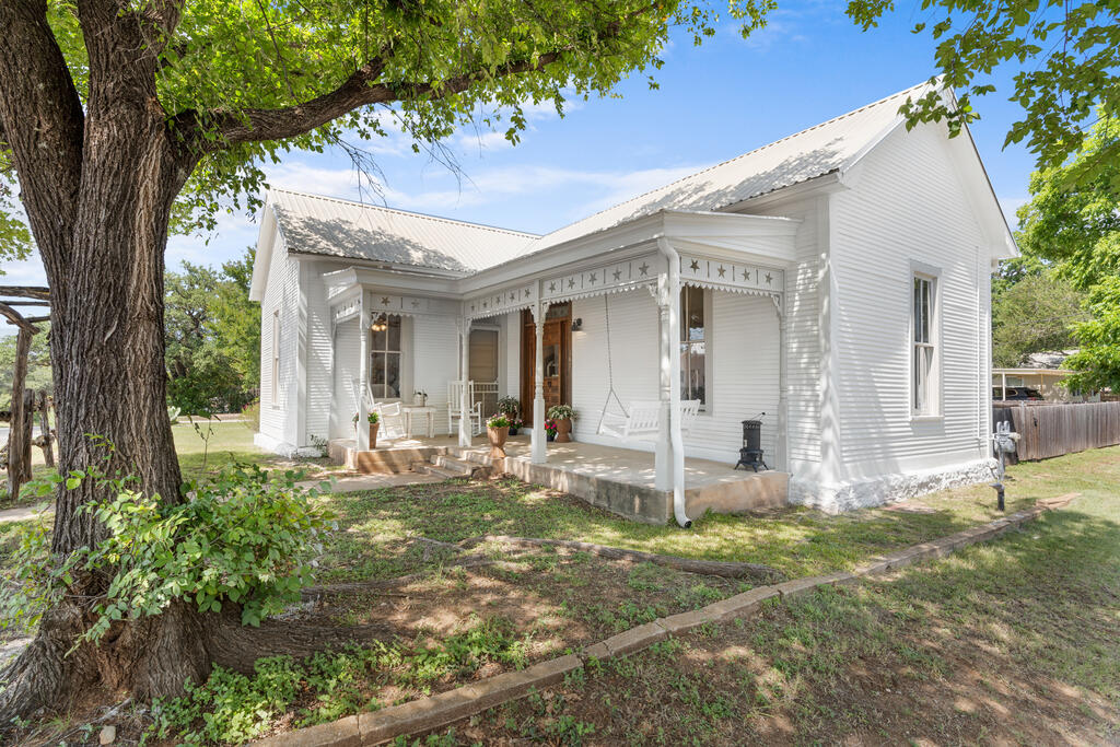 307 S Creek St Property Photo 1