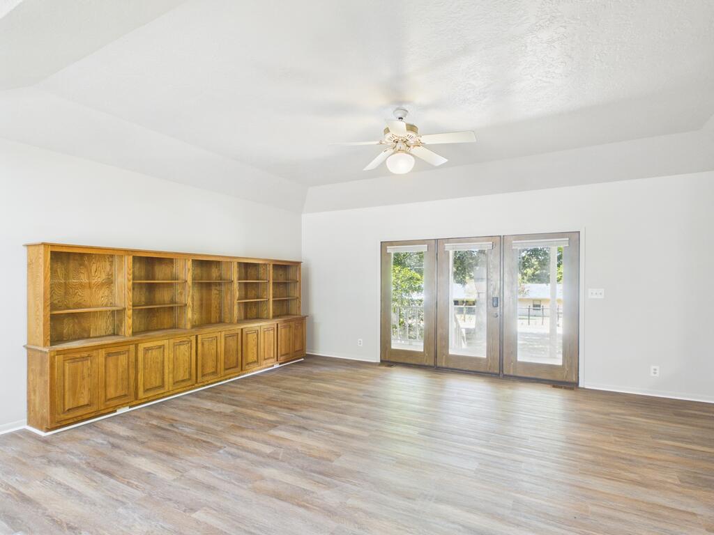 1018 Avenue B Property Photo 4