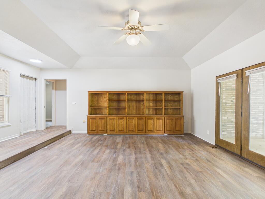 1018 Avenue B Property Photo 6