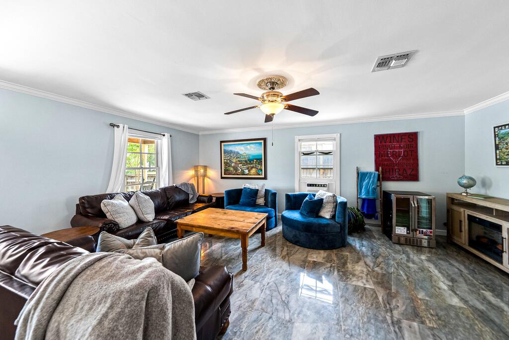 204 N Acorn St Property Photo 3
