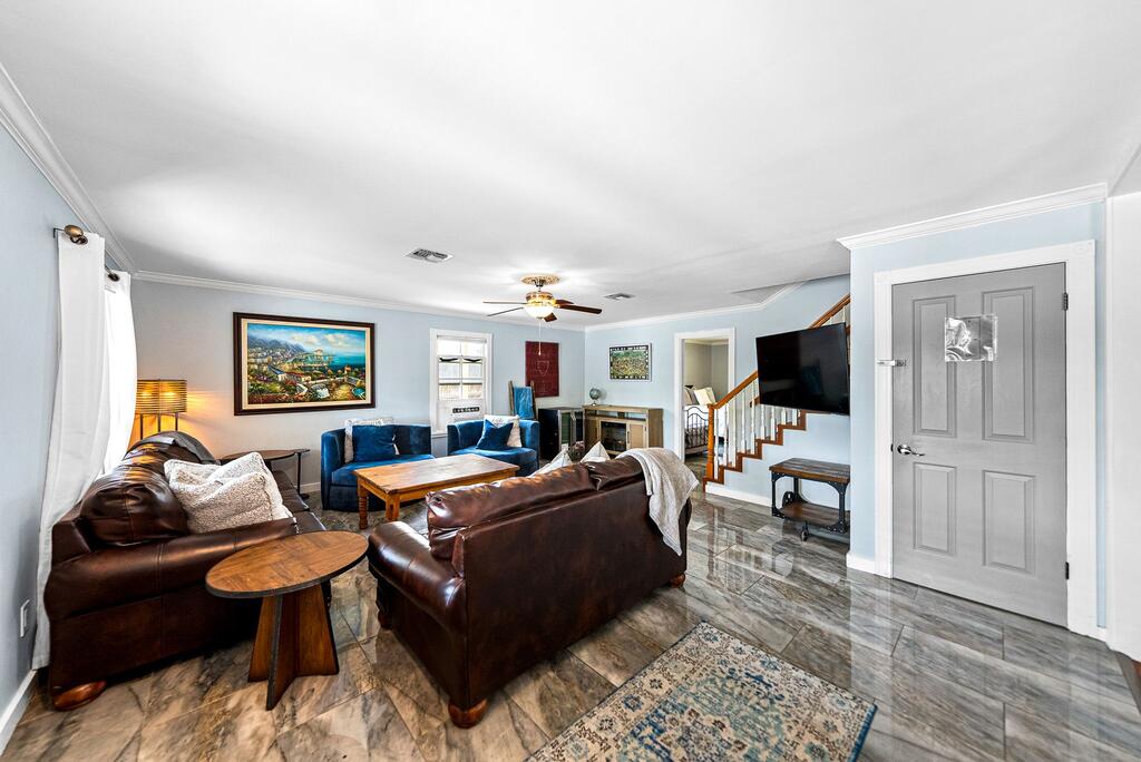 204 N Acorn St Property Photo 4