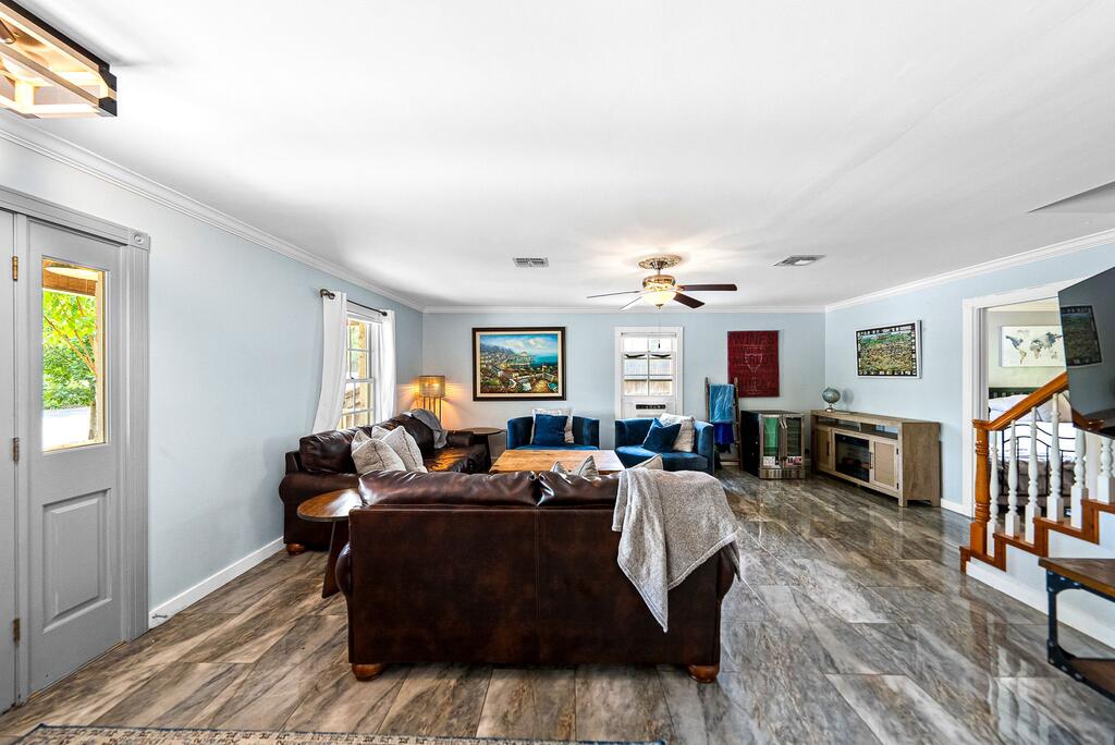 204 N Acorn St Property Photo 5