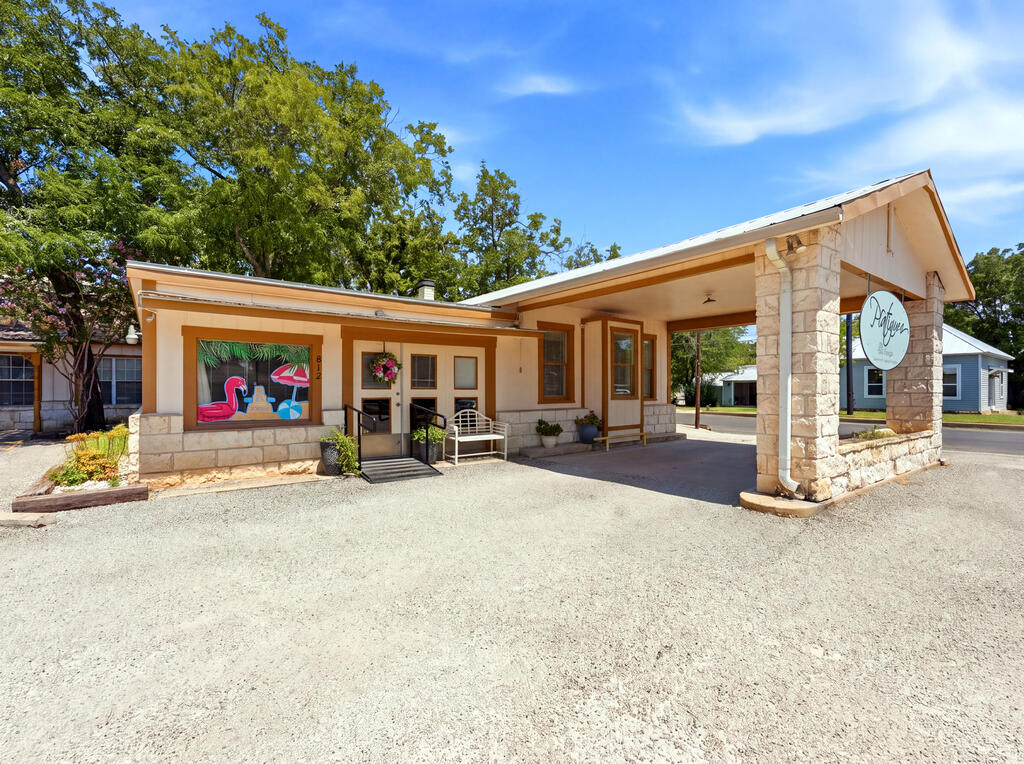812 N Llano St Property Photo 4