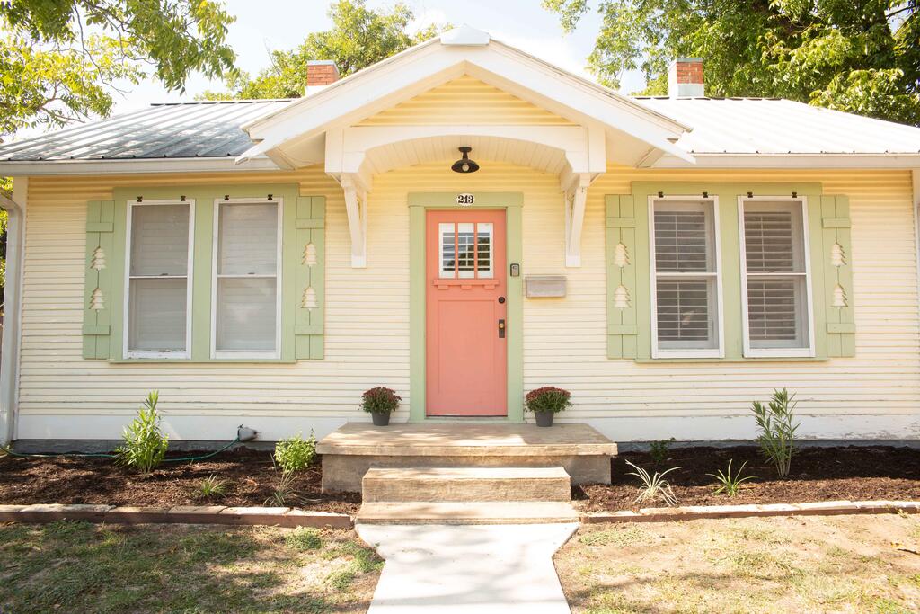 213 Mistletoe St Property Photo 1