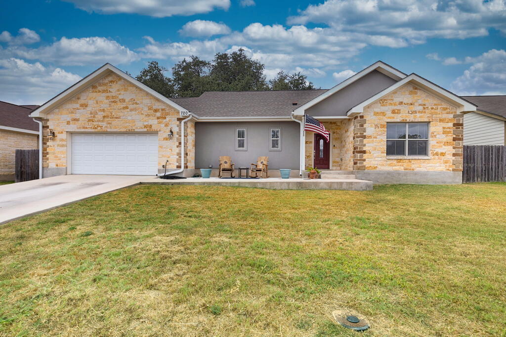720 Northern Red Oak Property Photo 1