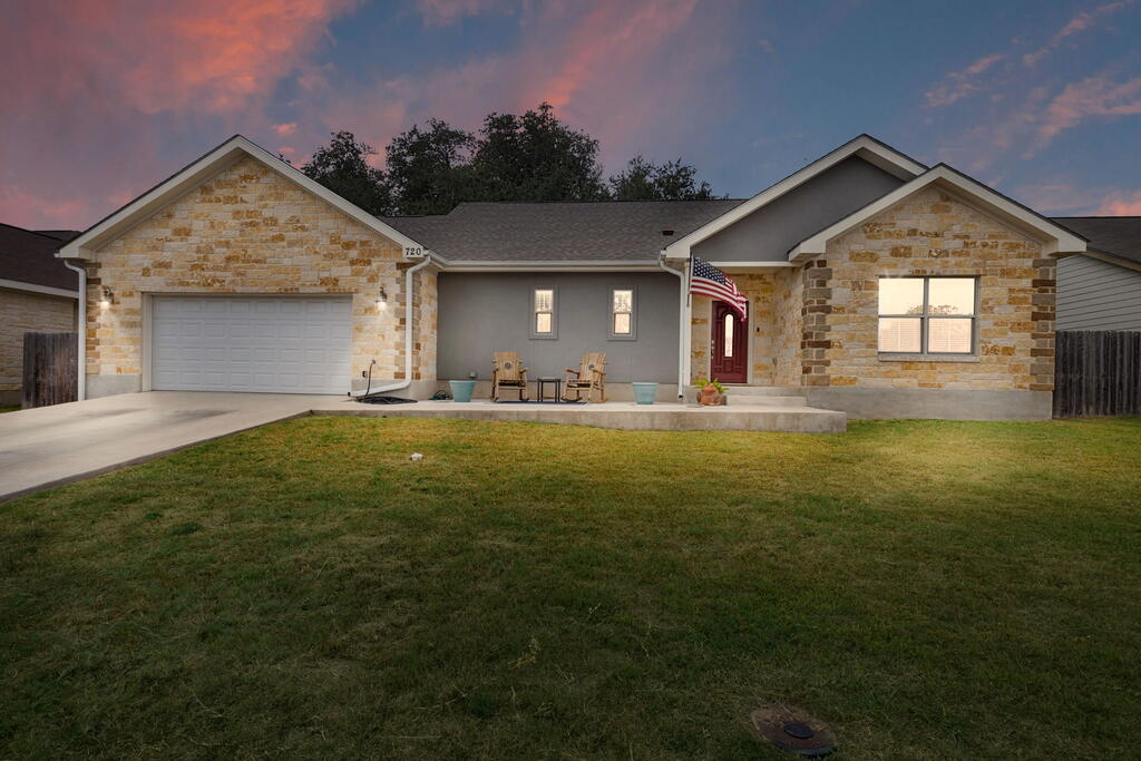 720 Northern Red Oak Property Photo 2