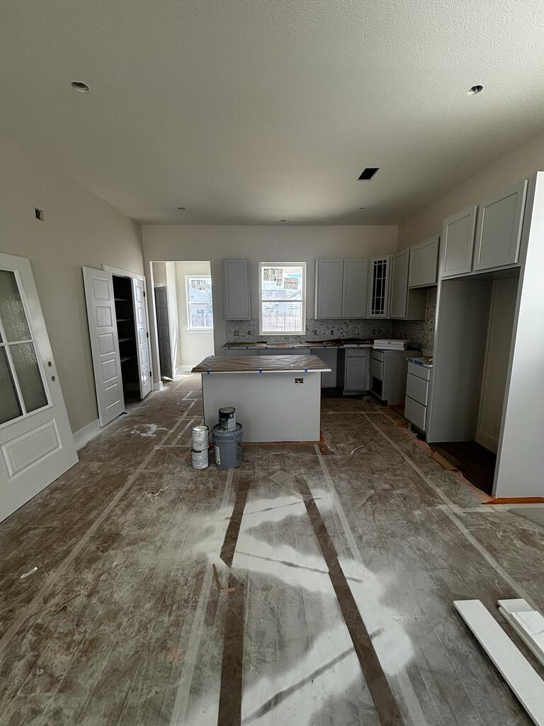 802 S Creek St # 103 Property Photo 4
