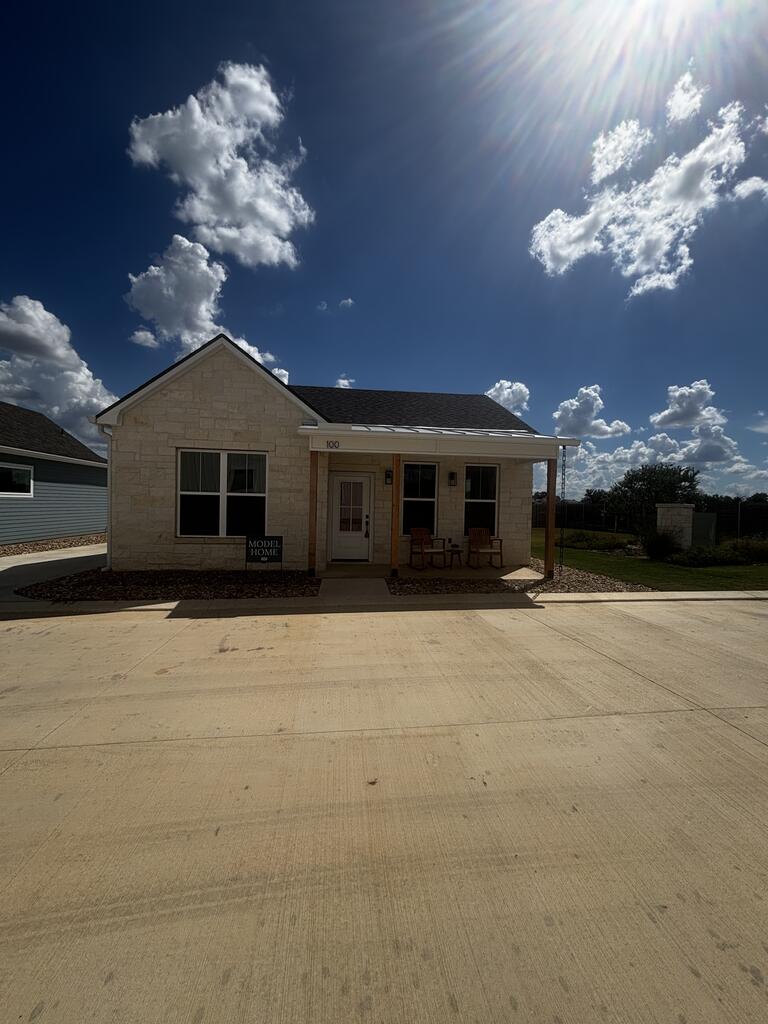 802 S Creek St # 100 Property Photo 1