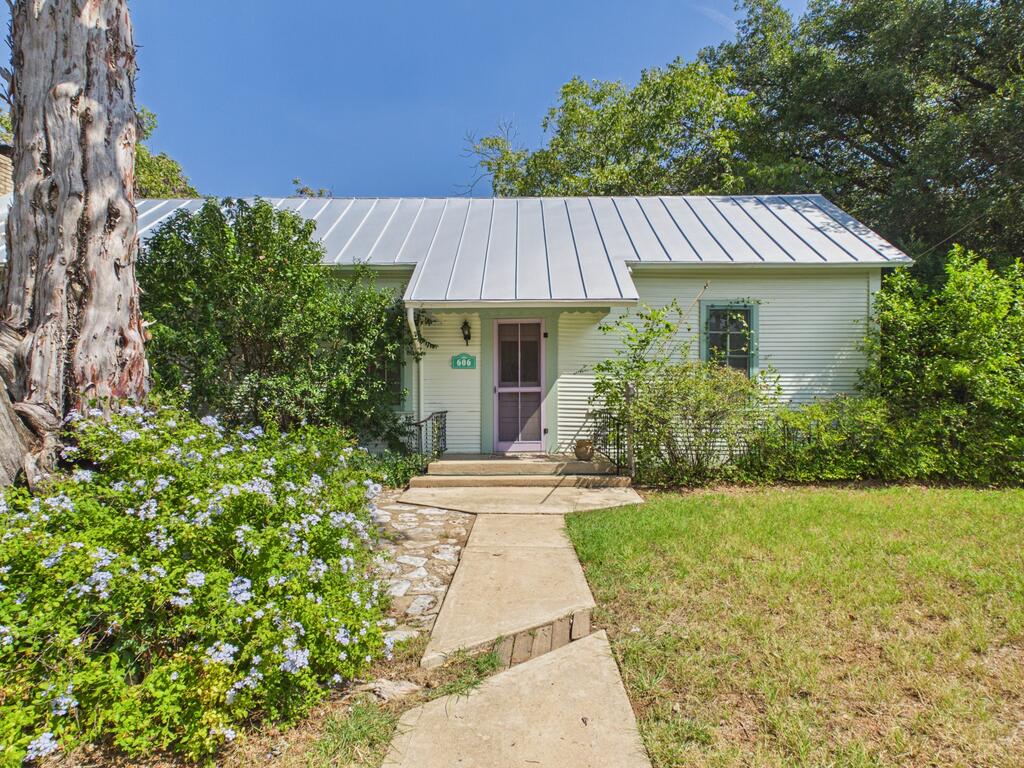 606 W Austin St Property Photo 1