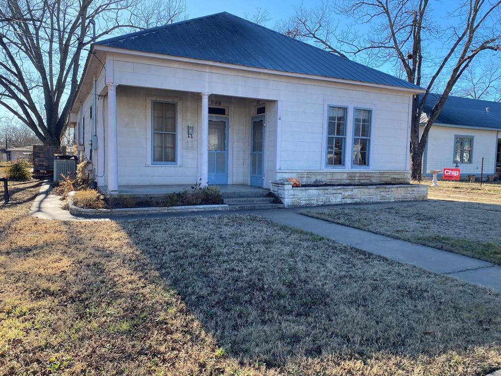 209 W Hackberry St Property Photo 1