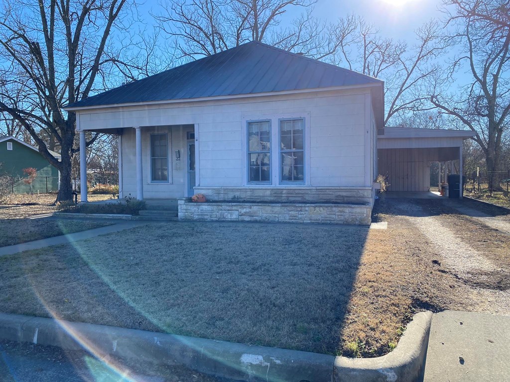 209 W Hackberry St Property Photo 2