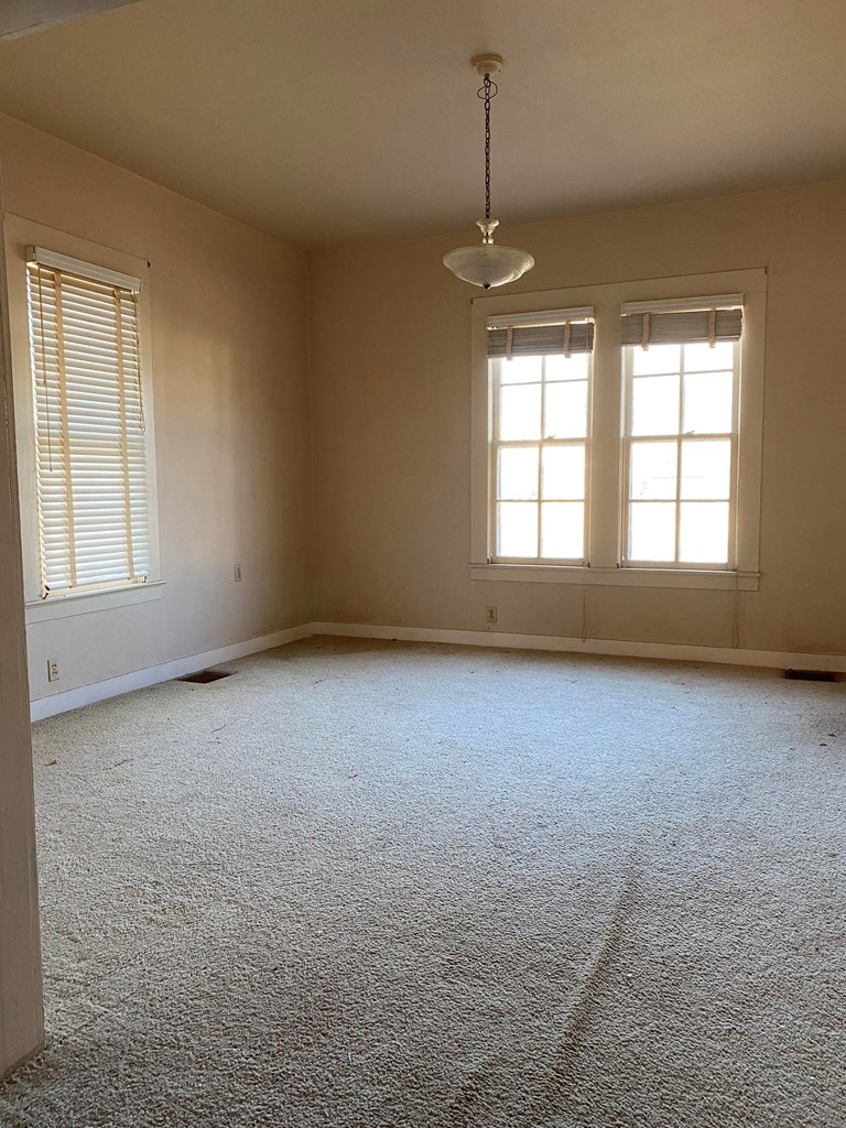 209 W Hackberry St Property Photo 3