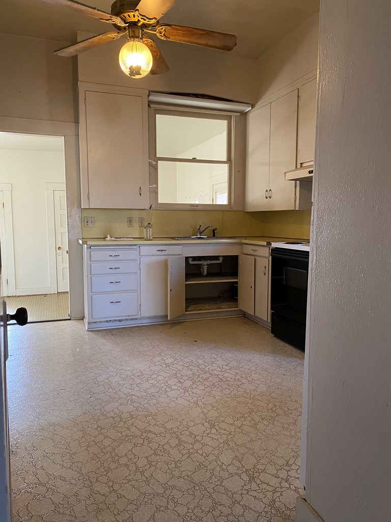 209 W Hackberry St Property Photo 4